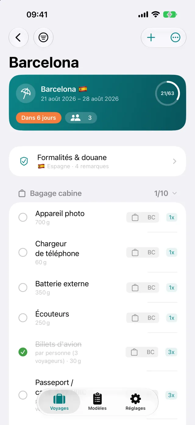 La liste par bagage, avec la quantité par personne et le poids sur l’article.