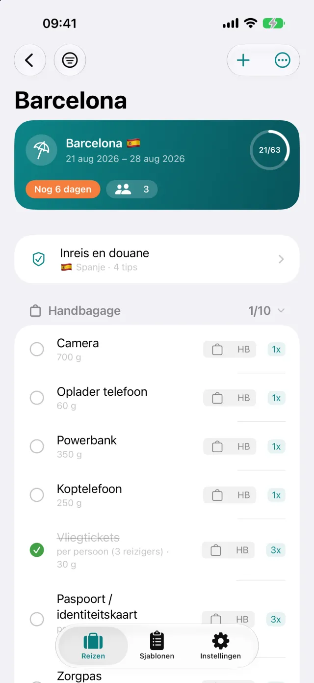 De paklijst per stuk bagage, met aantal per persoon en gewicht bij het artikel.