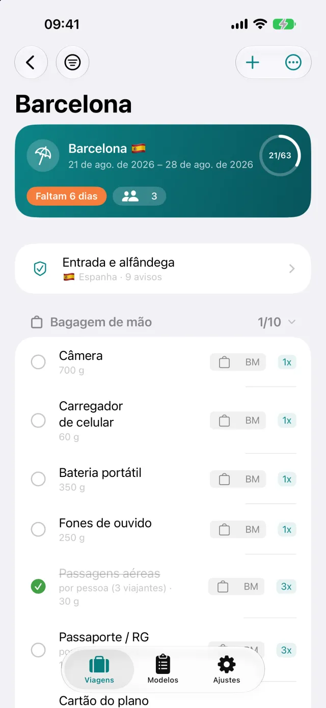 A lista organizada por mala, com quantidade por pessoa e peso no item.